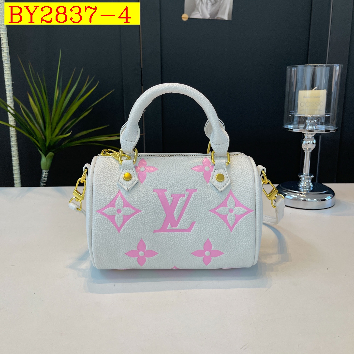 28$ LV F18 Shoulder bag size 20X15X12 cm 4928 BY2837 gallery