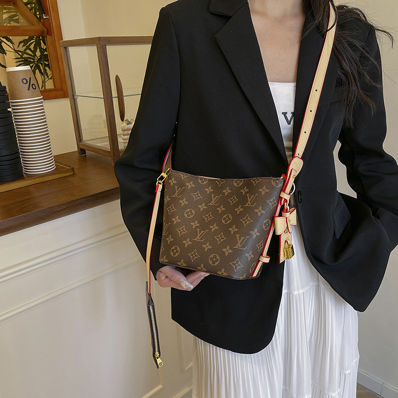 28$ dh LV 119 Shoulder bag size 16X18X12 cm 70495012988 BY2347 gallery