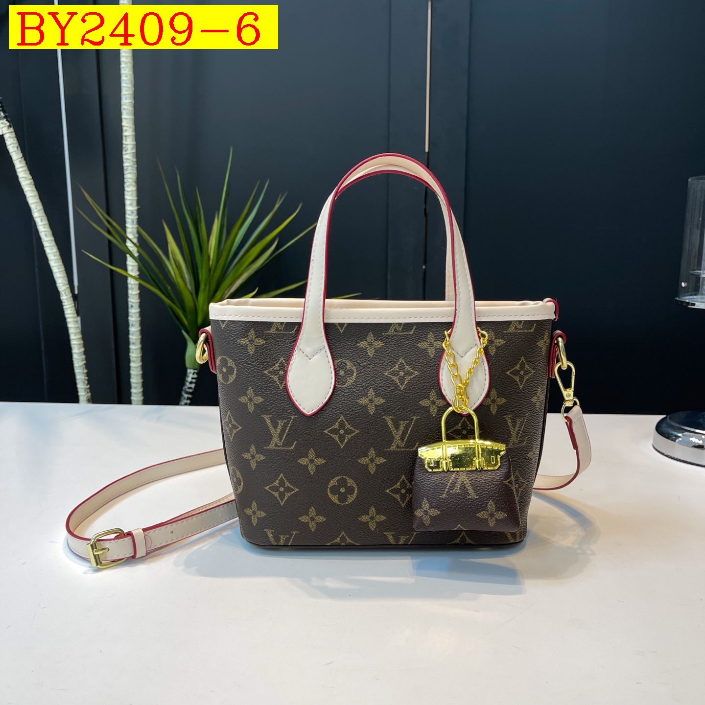 28$ dh LV 9033 Tote bag size 24X16X9 cm 90586812987 BY2409 gallery