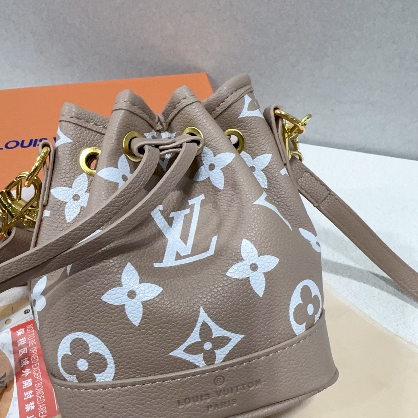 29$ LV 5891 Shoulder bag size 13x16x10 cm 214160 BY2913 gallery