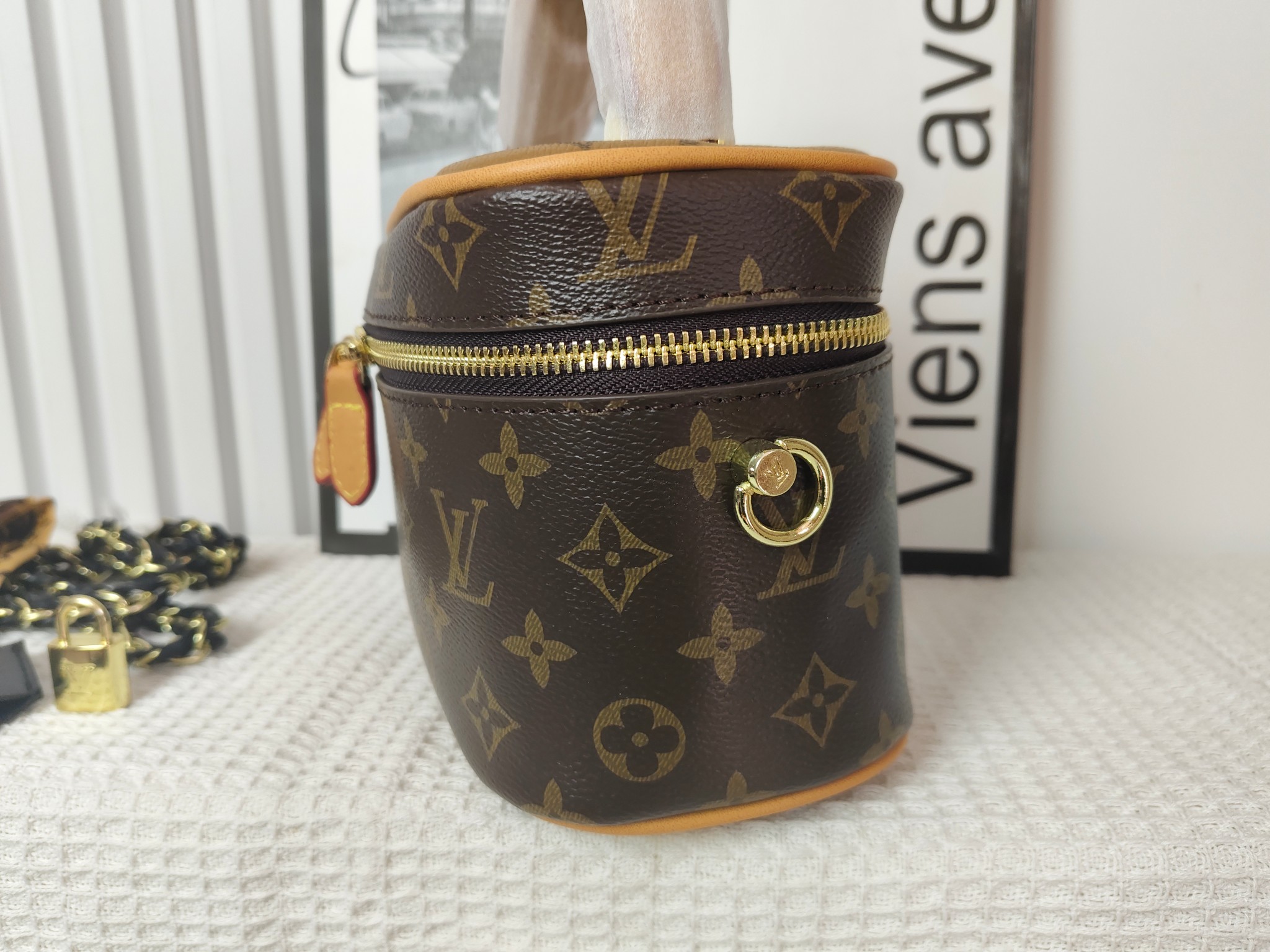 29$ LV 68001 Shoulder bag size 19x13x11 cm 119110 BY2915 gallery