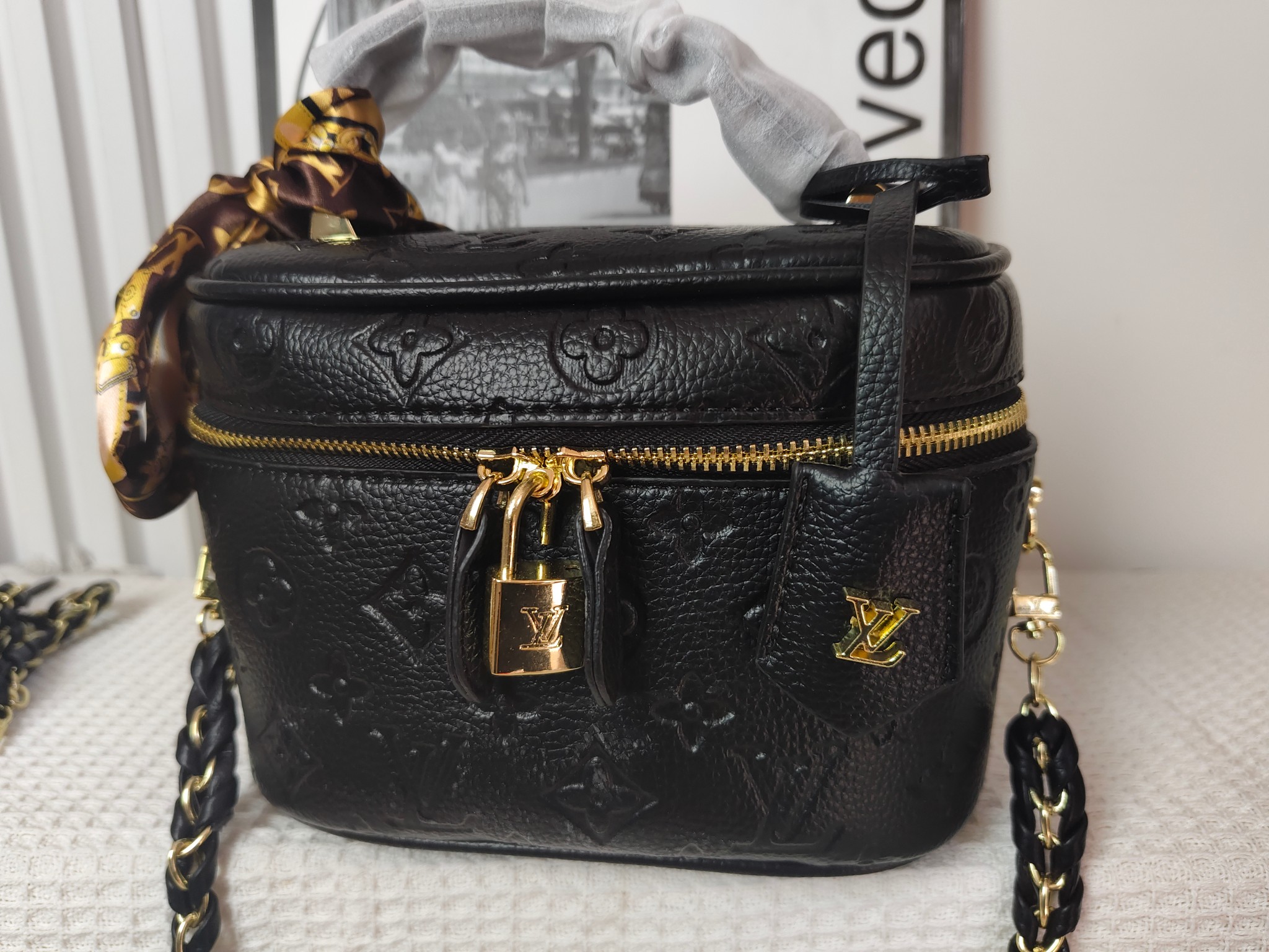 29$ LV 68001 Shoulder bag size 20x16x11 cm 312190 BY2785 gallery