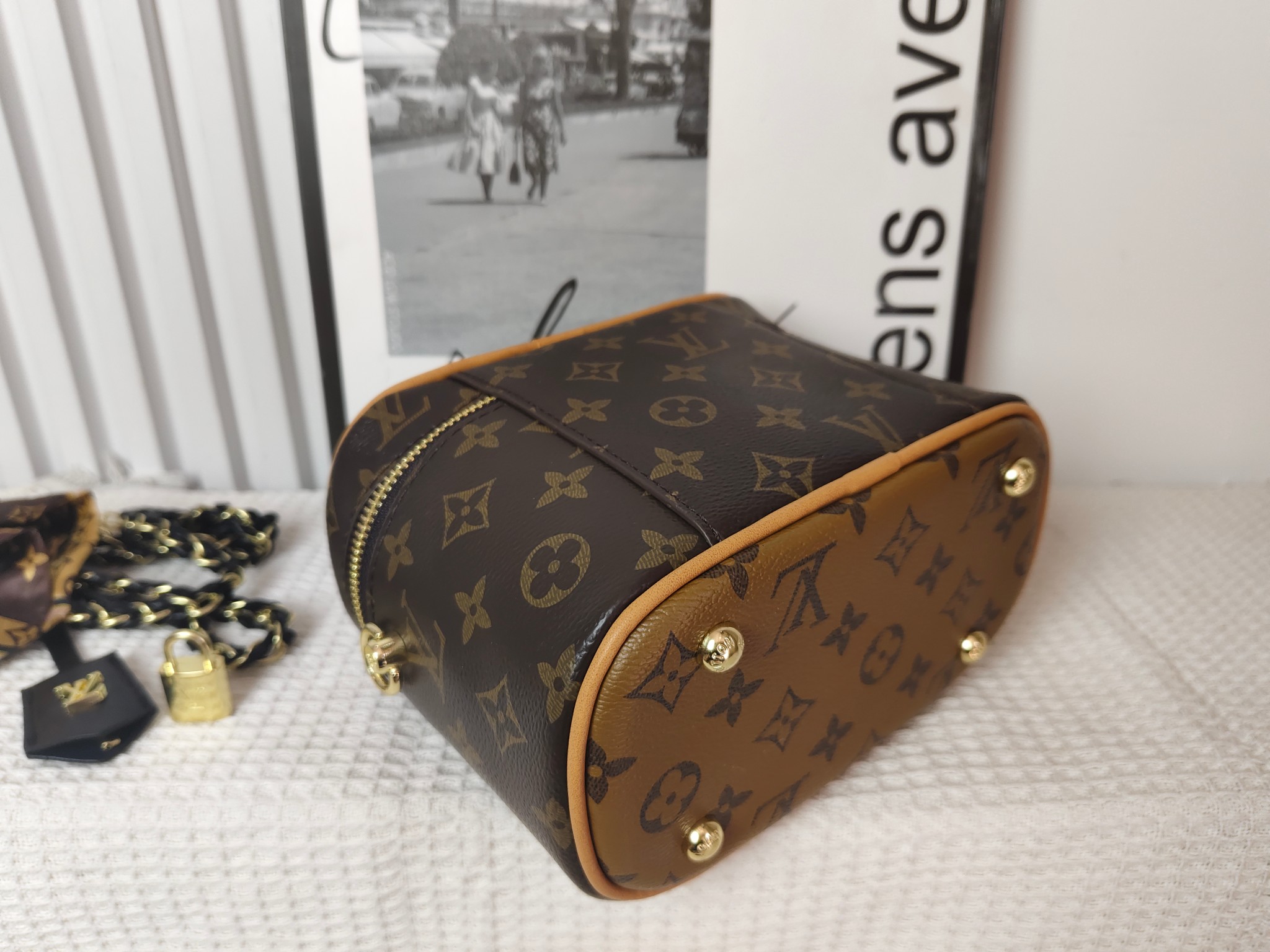29$ LV 68001 Shoulder bag size 20x16x11 cm 312190 BY2785 gallery