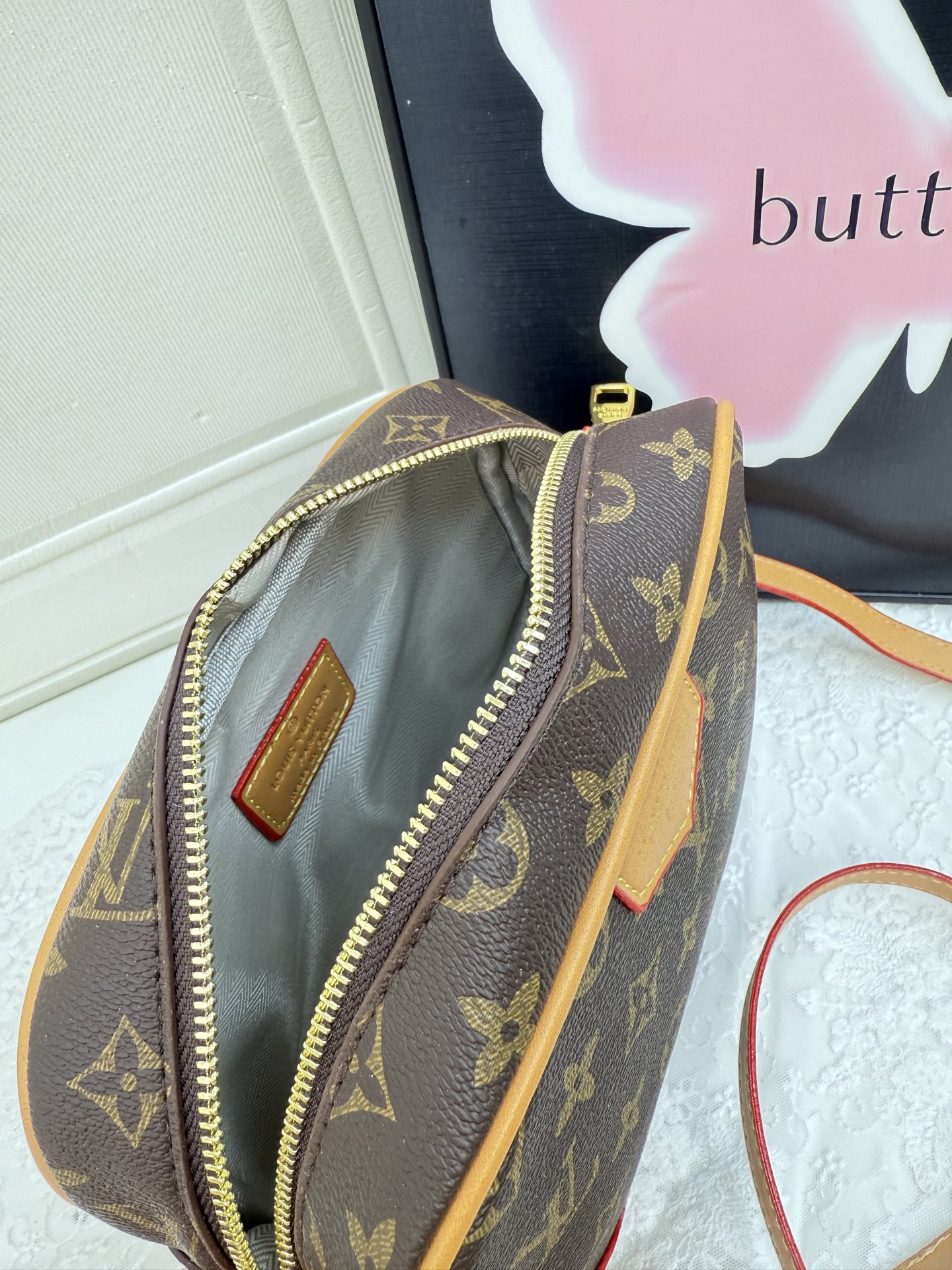 29$ dh LV 8635 Shoulder bag size 22X16X8 cm 90587422090 BY2631 gallery