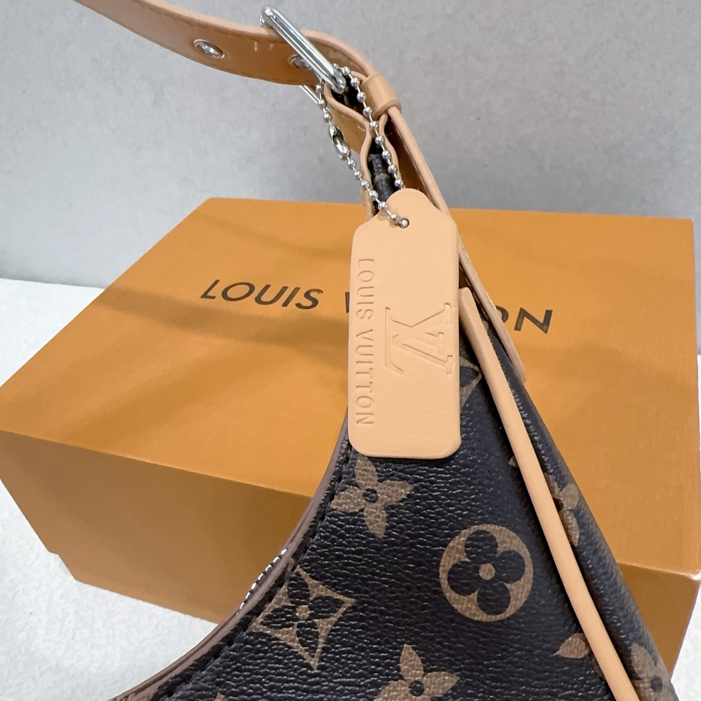 29$ dh LV 9021 Shoulder bag size 28X23X7 cm 70498222095 BY2501 gallery