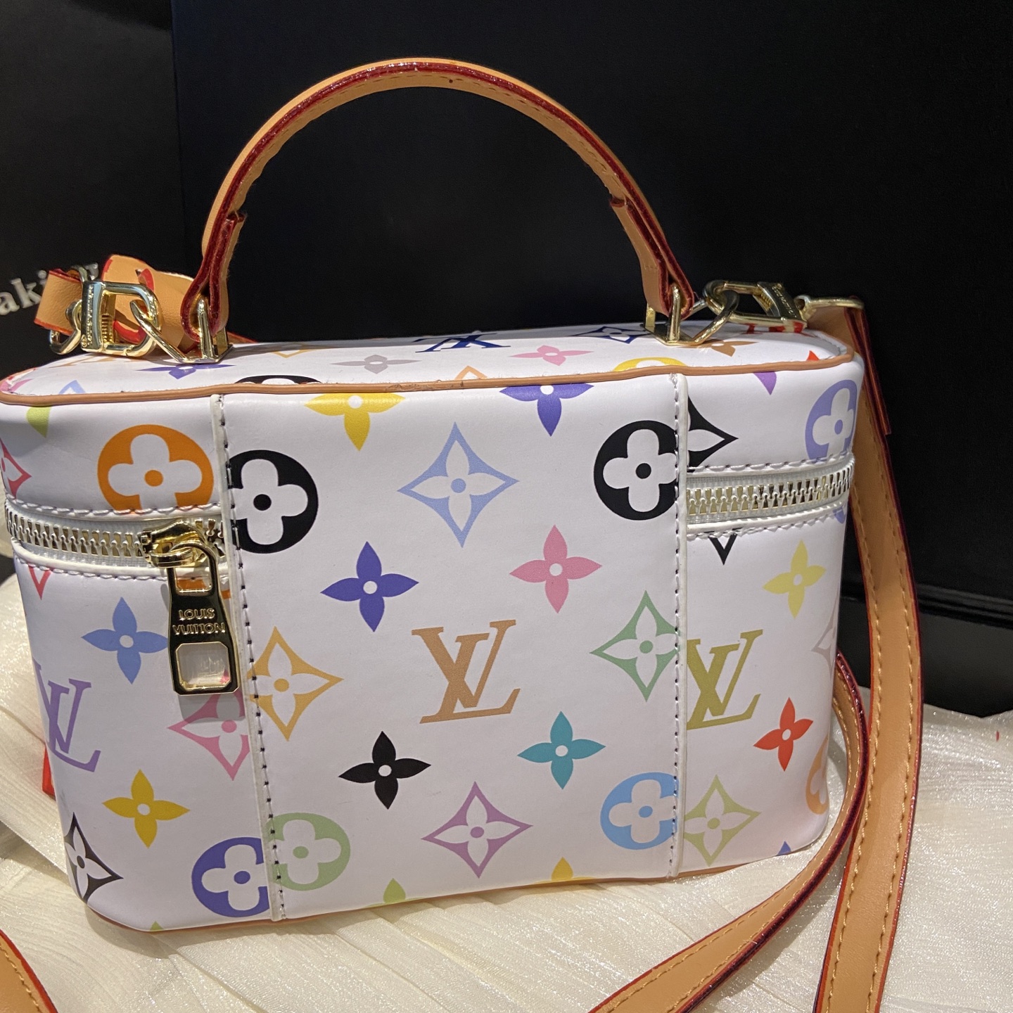 29$ dh Lv Shoulder bag size 19X6X13 cm 90586422090 BY2533 gallery