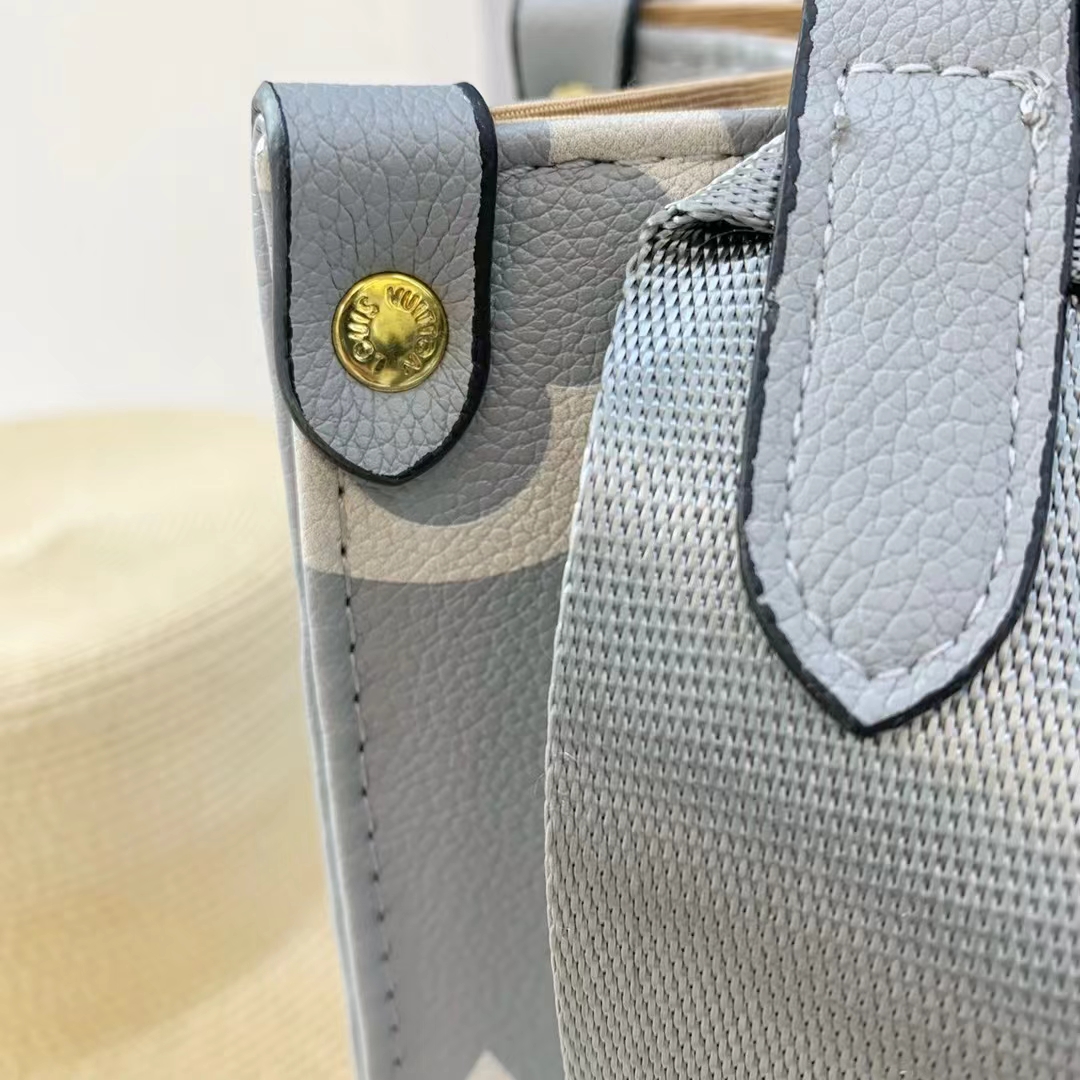 30$ LV 110 Tote bag size 25X12X20 cm 815182 BY2871 gallery