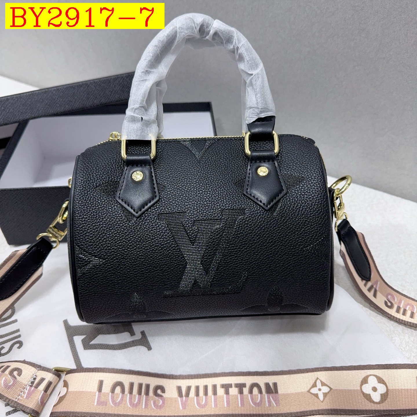 30$ LV 68002 Shoulder bag size 21x15x12 cm 712018 BY2917 gallery