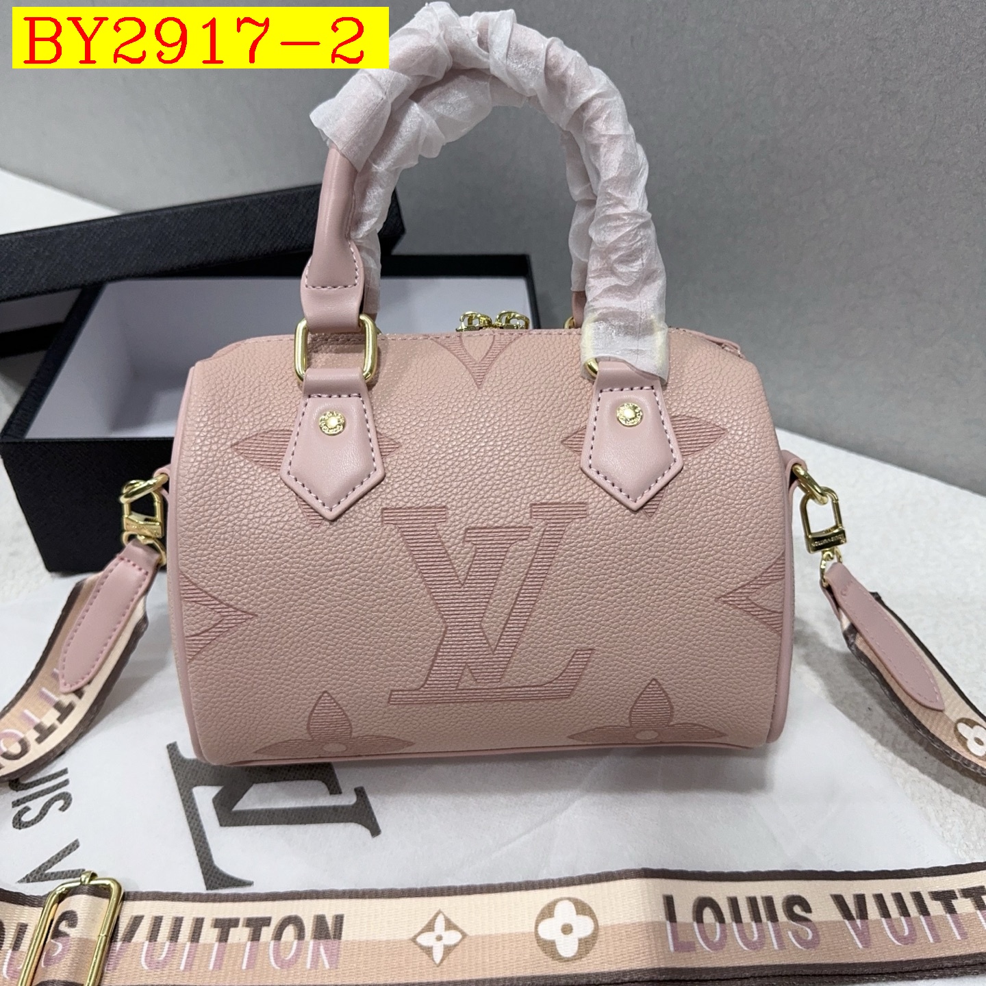 30$ LV 68002 Shoulder bag size 21x15x12 cm 712018 BY2917 gallery