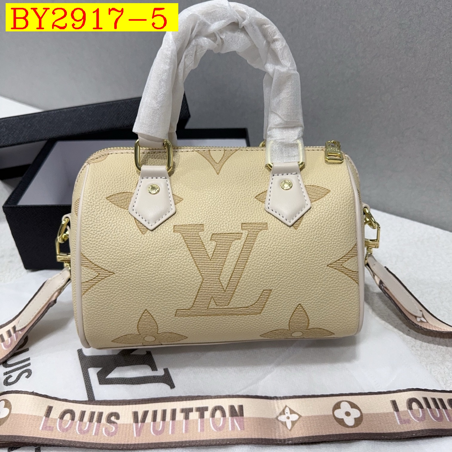 30$ LV 68002 Shoulder bag size 21x15x12 cm 712018 BY2917 gallery