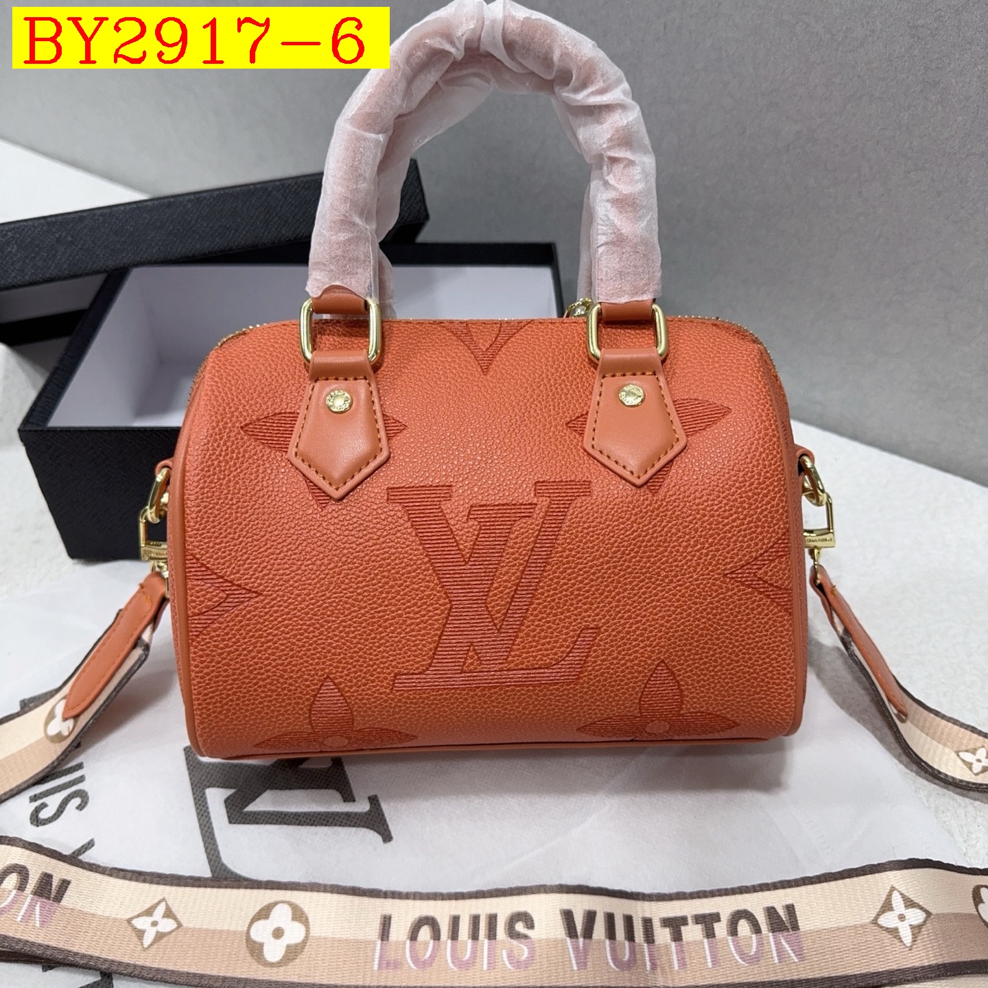 30$ LV 68002 Shoulder bag size 21x15x12 cm 712018 BY2917 gallery