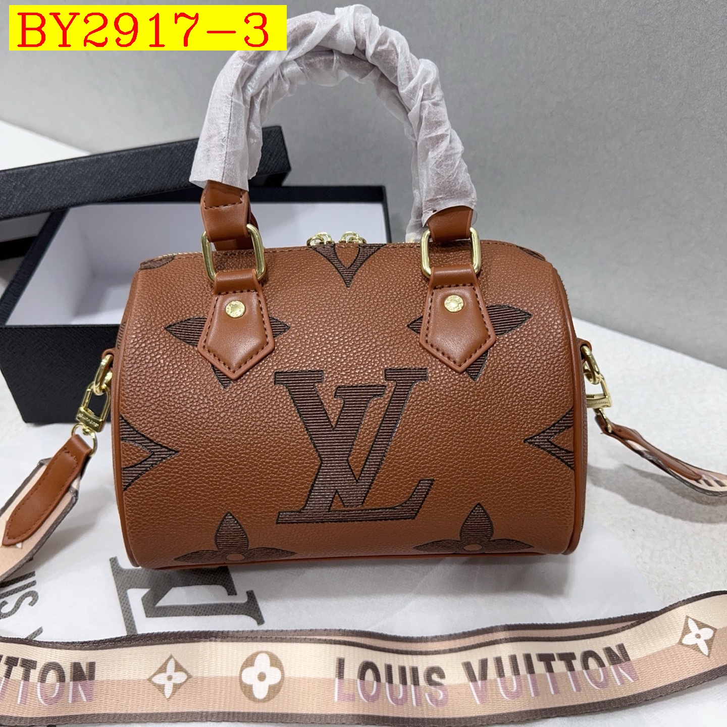 30$ LV 68002 Shoulder bag size 21x15x12 cm 712018 BY2917 gallery