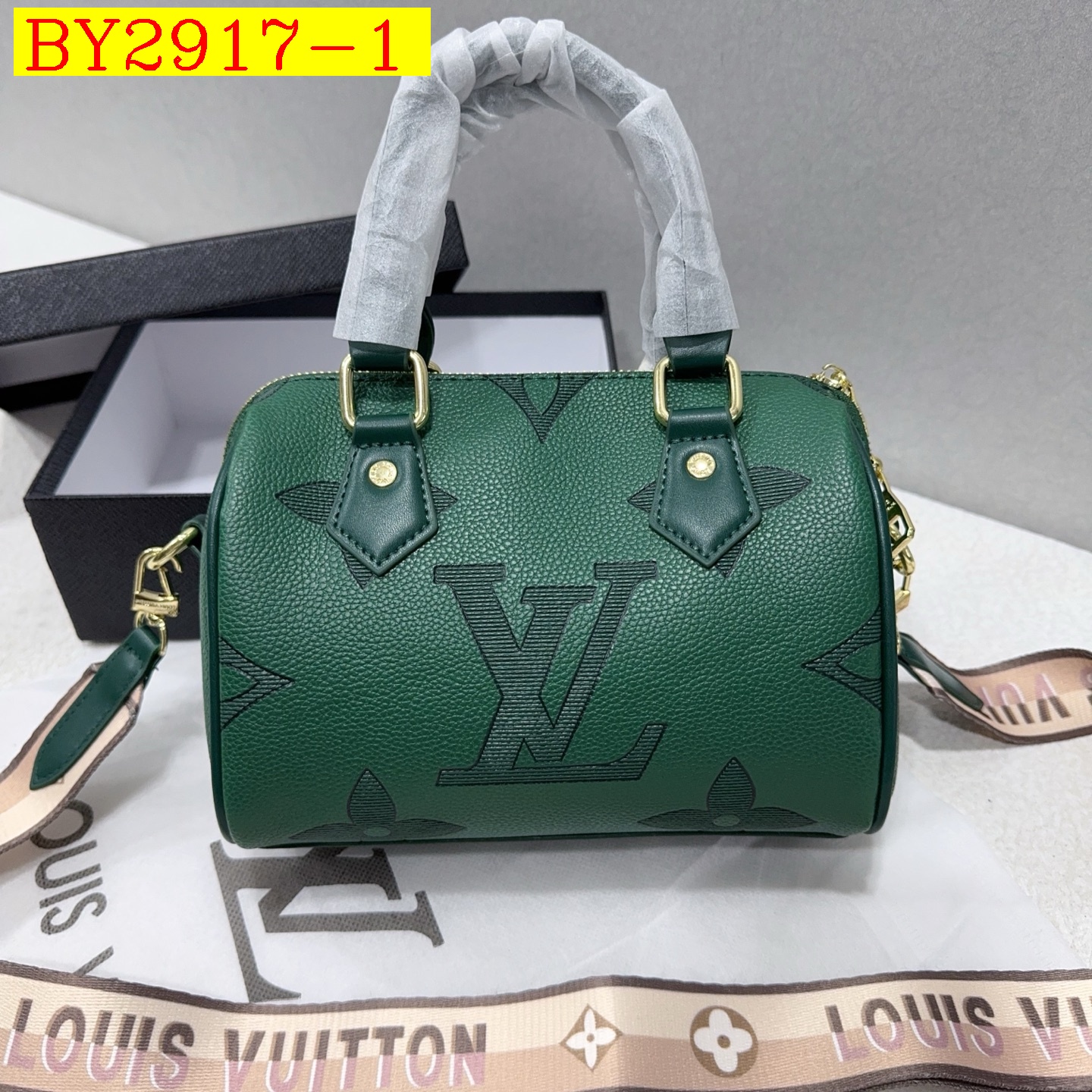 30$ LV 68002 Shoulder bag size 21x15x12 cm 712018 BY2917 gallery