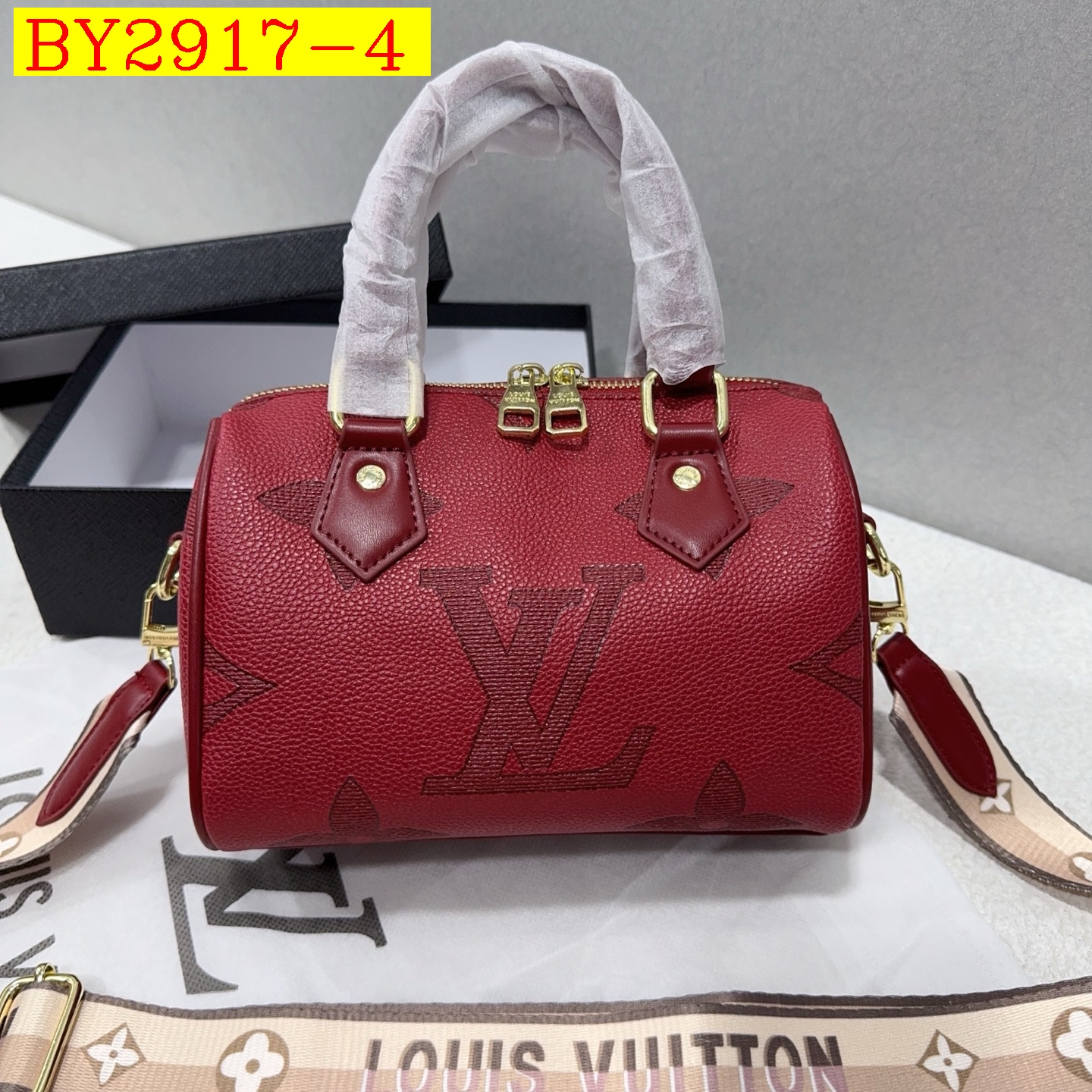 30$ LV 68002 Shoulder bag size 21x15x12 cm 712018 BY2917 gallery