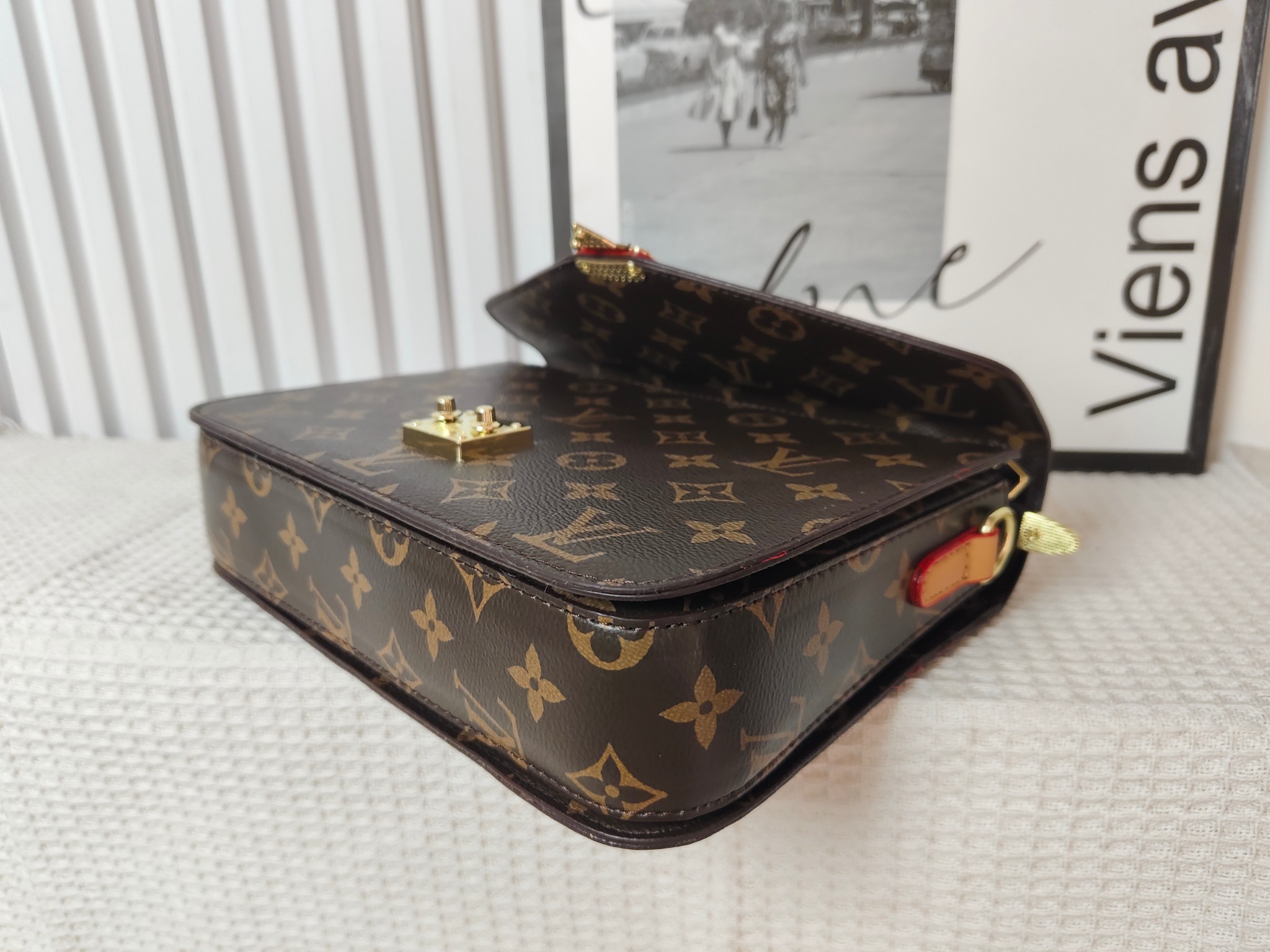 30$ LV 8006 Shoulder bag size 24x17x7 cm 614032 BY2791 gallery