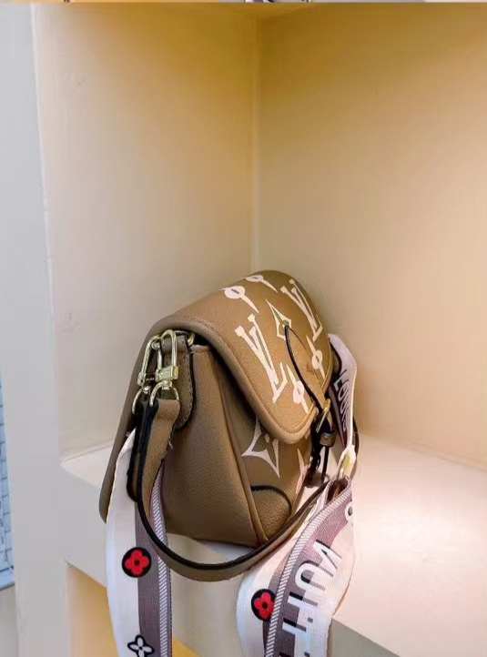 30$ dh LV 122 Shoulder bag size 22X10X14 cm 71408023101 BY2495 gallery