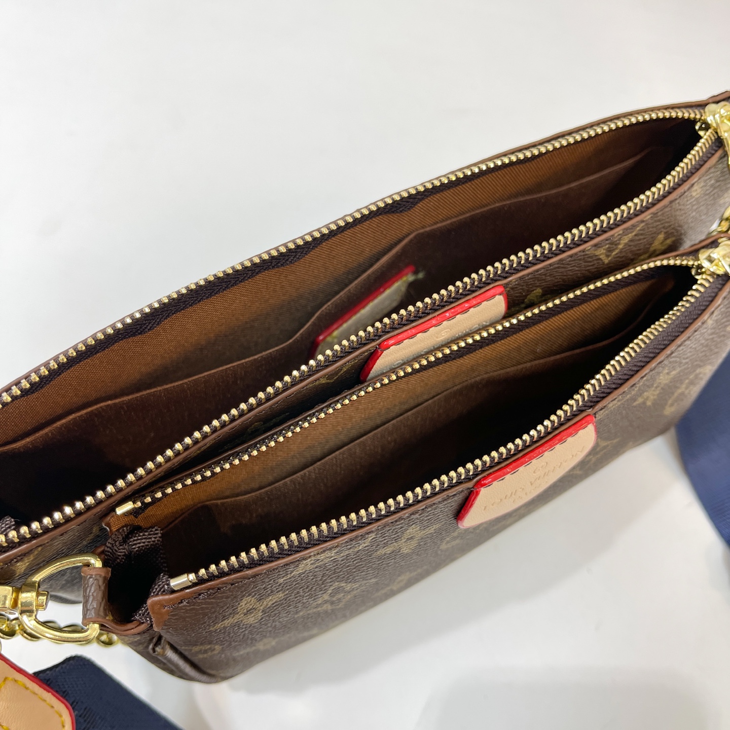 30$ dh LV 8808 Shoulder bag size 24X13X3 cm 60395823100 BY2299 gallery