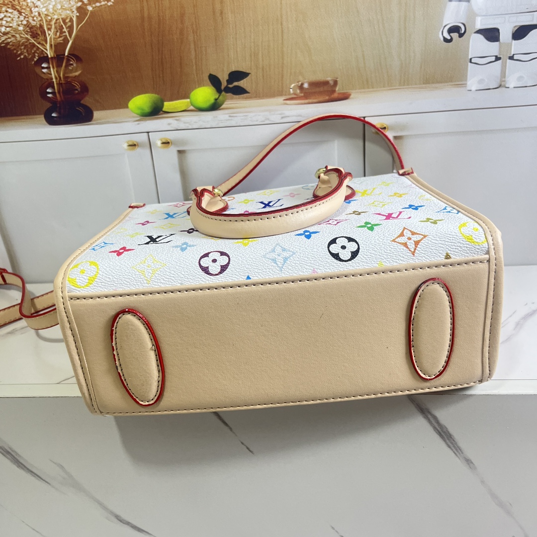 30$ dh LV 8913 Shoulder bag size 26X20X11 cm 70495823100 BY2427 gallery