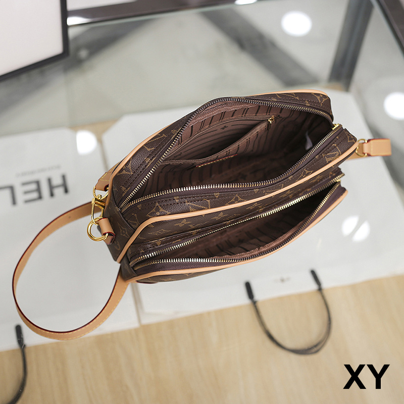 31$ LV 8226 Shoulder bag size 27x20x8 cm 313270 BR1804 gallery