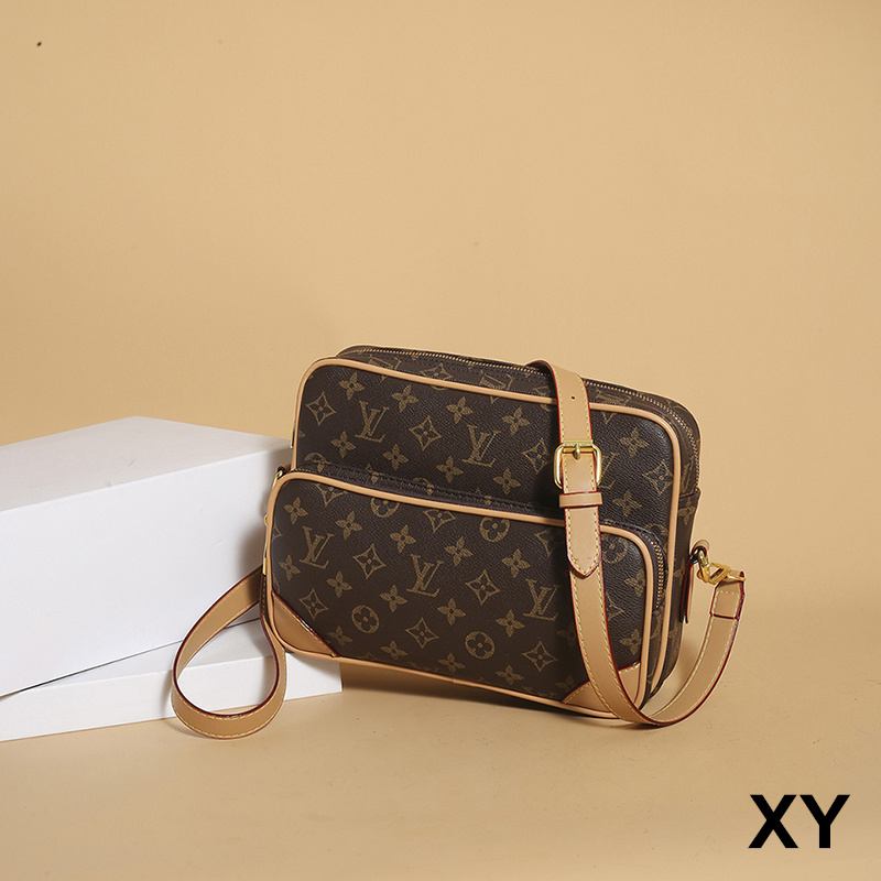 31$ LV 8226 Shoulder bag size 27x20x8 cm 313270 BR1804 gallery