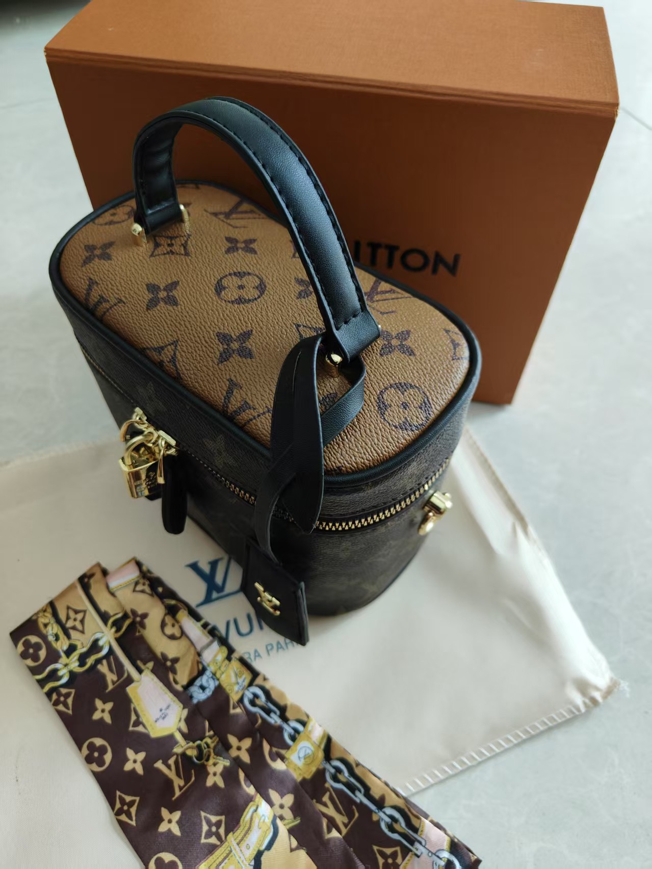 31$ dh LV 31357 Shoulder bag size 19X13X10 cm 91615223210 BY2461 gallery