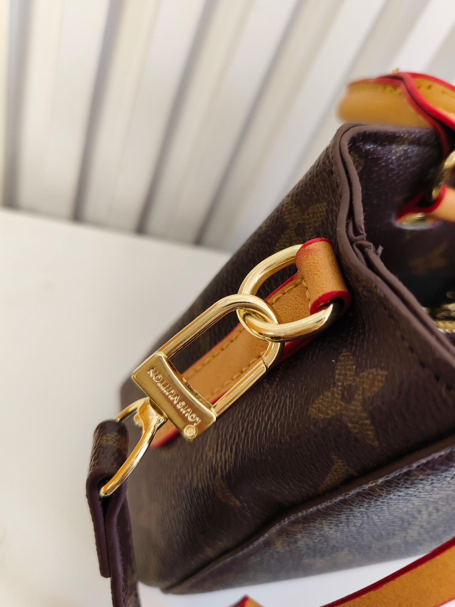 32$ dh LV 8300 Shoulder bag size 20X14X8 cm 61304223224 BY2471 gallery