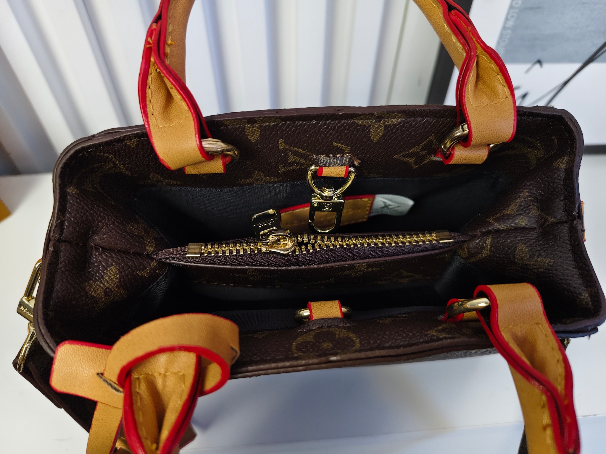 32$ dh LV 8300 Shoulder bag size 20X14X8 cm 61304223224 BY2471 gallery