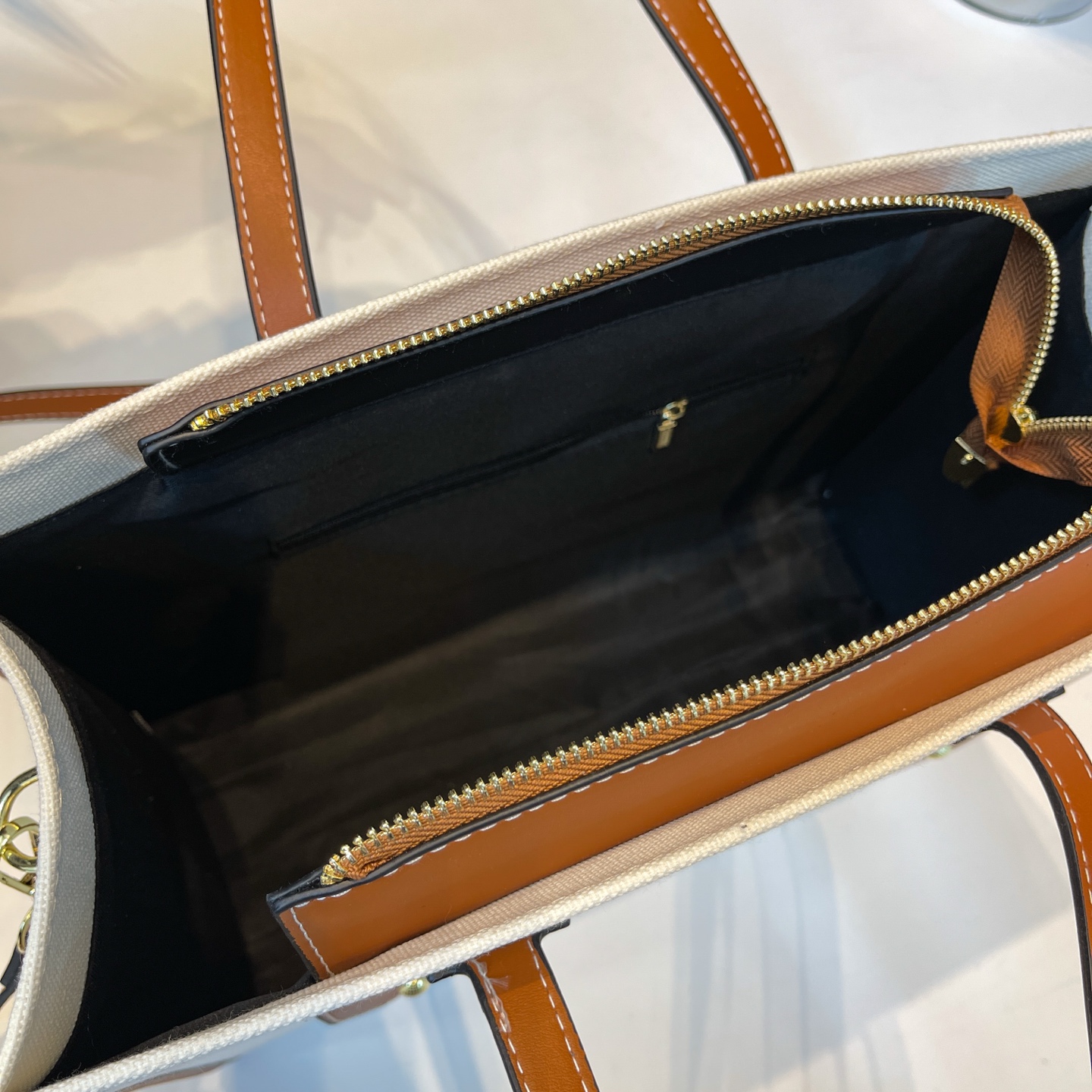 33$ dh BURBERRY 105 Tote bag size 34X25X13 cm 71405023332 BY2395 gallery