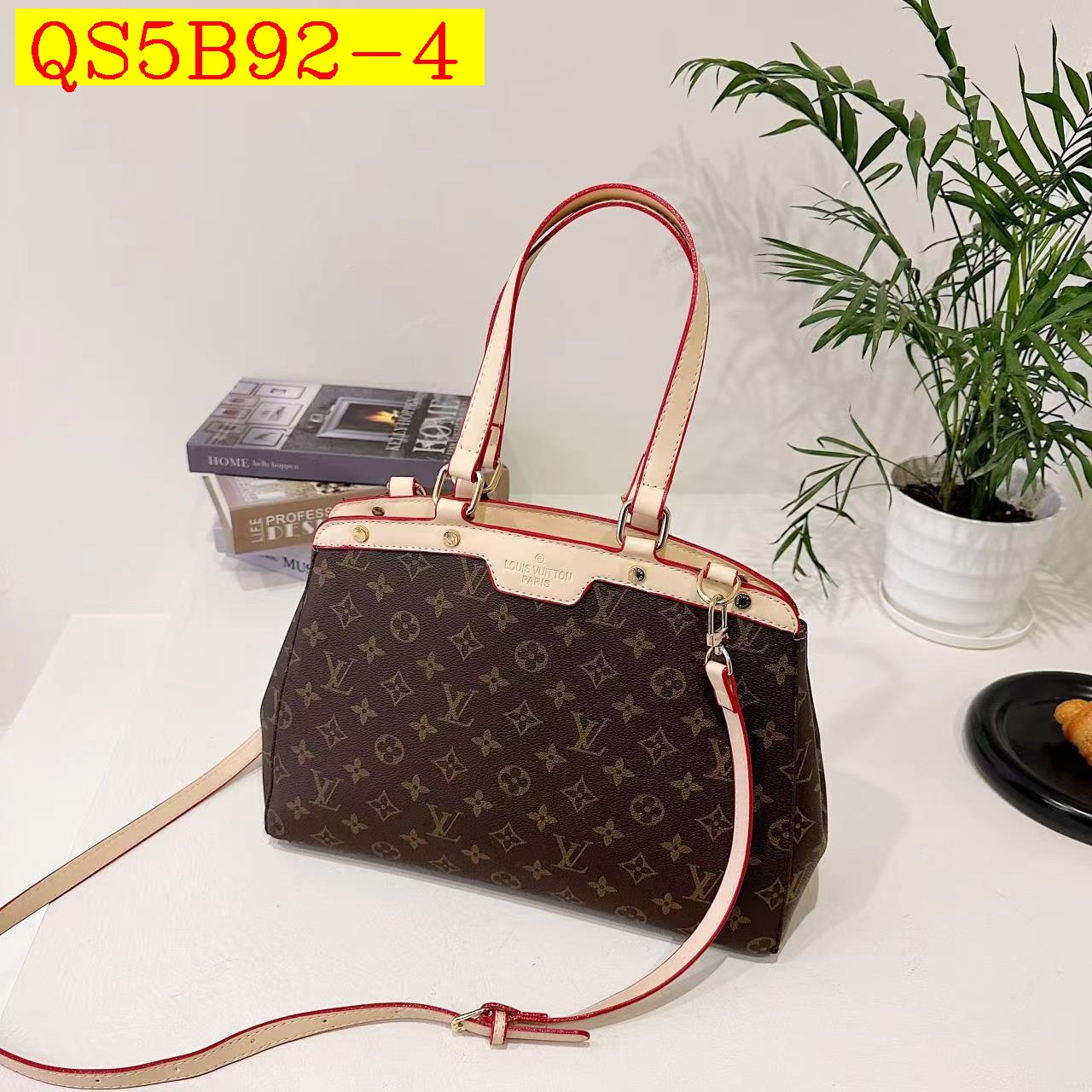 34$ new_dh LV_104432 SIZE 34X25X13 CM 81524623224 QS5B92 gallery