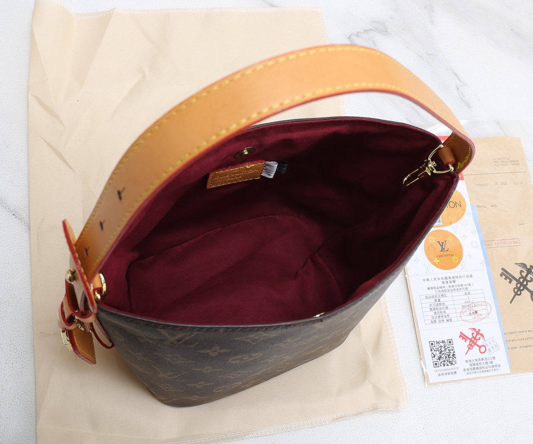 37$ LV 008 Tote bag size 26X12X19 cm 516630 BR1910 gallery
