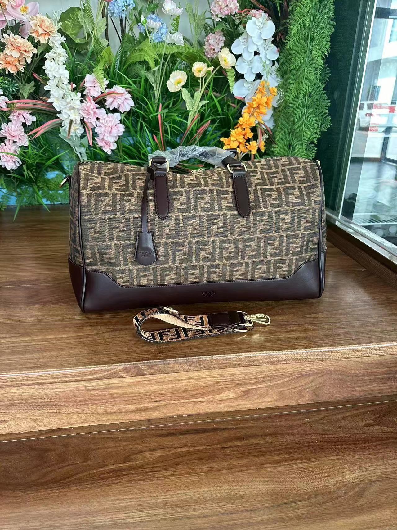 37$ dh FENDI 9529 Travelling bag size 45X27X18 cm 91526423577 BY2613 gallery