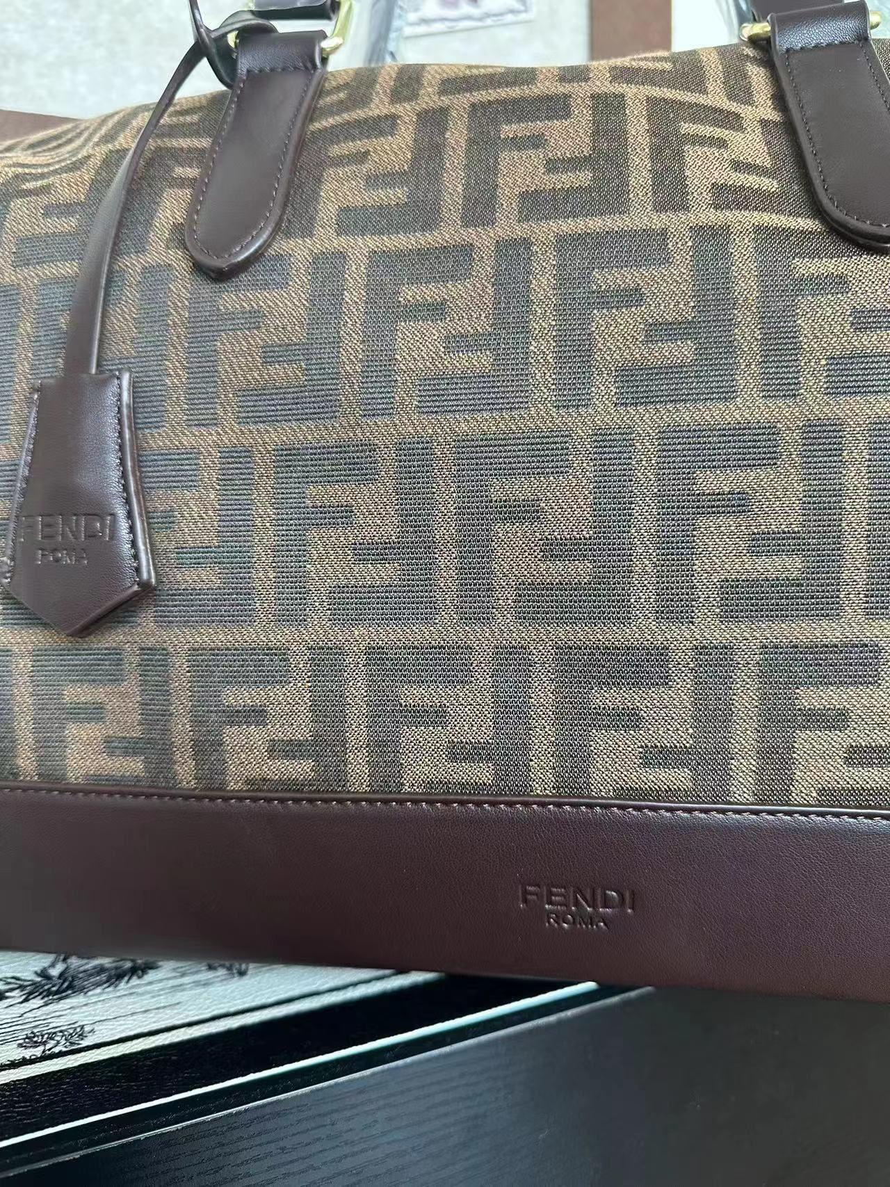 37$ dh FENDI 9529 Travelling bag size 45X27X18 cm 91526423577 BY2613 gallery
