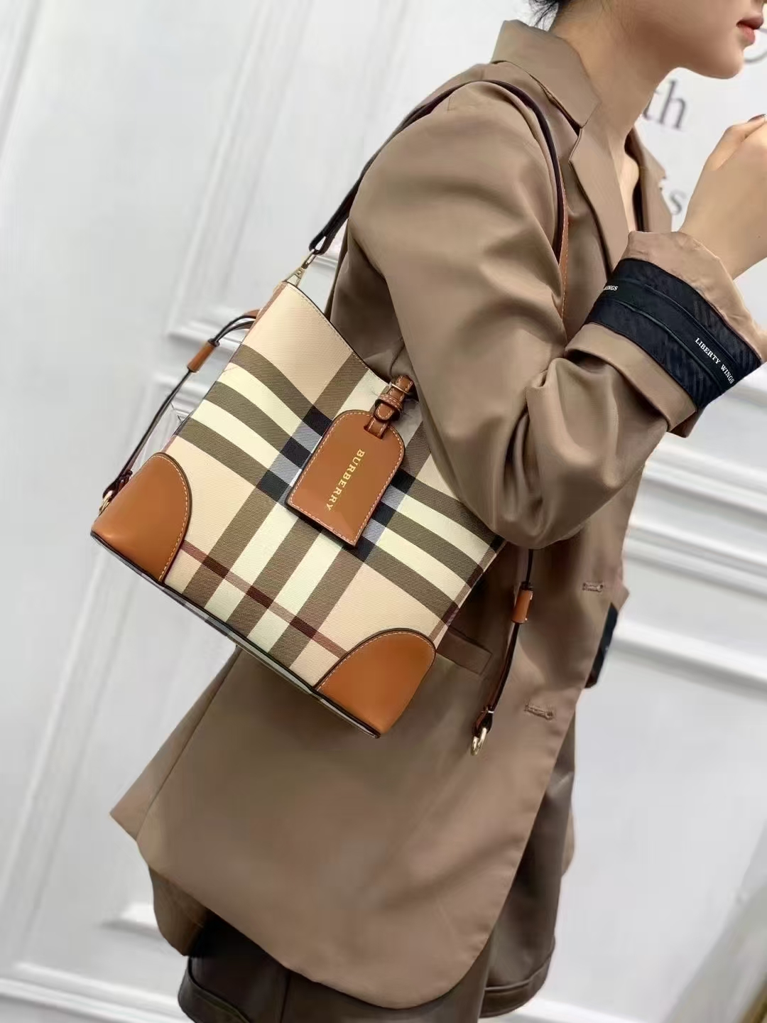 38$ BURBERRY 8020 Tote bag size 24x13x22 cm 015700 BR1954 gallery