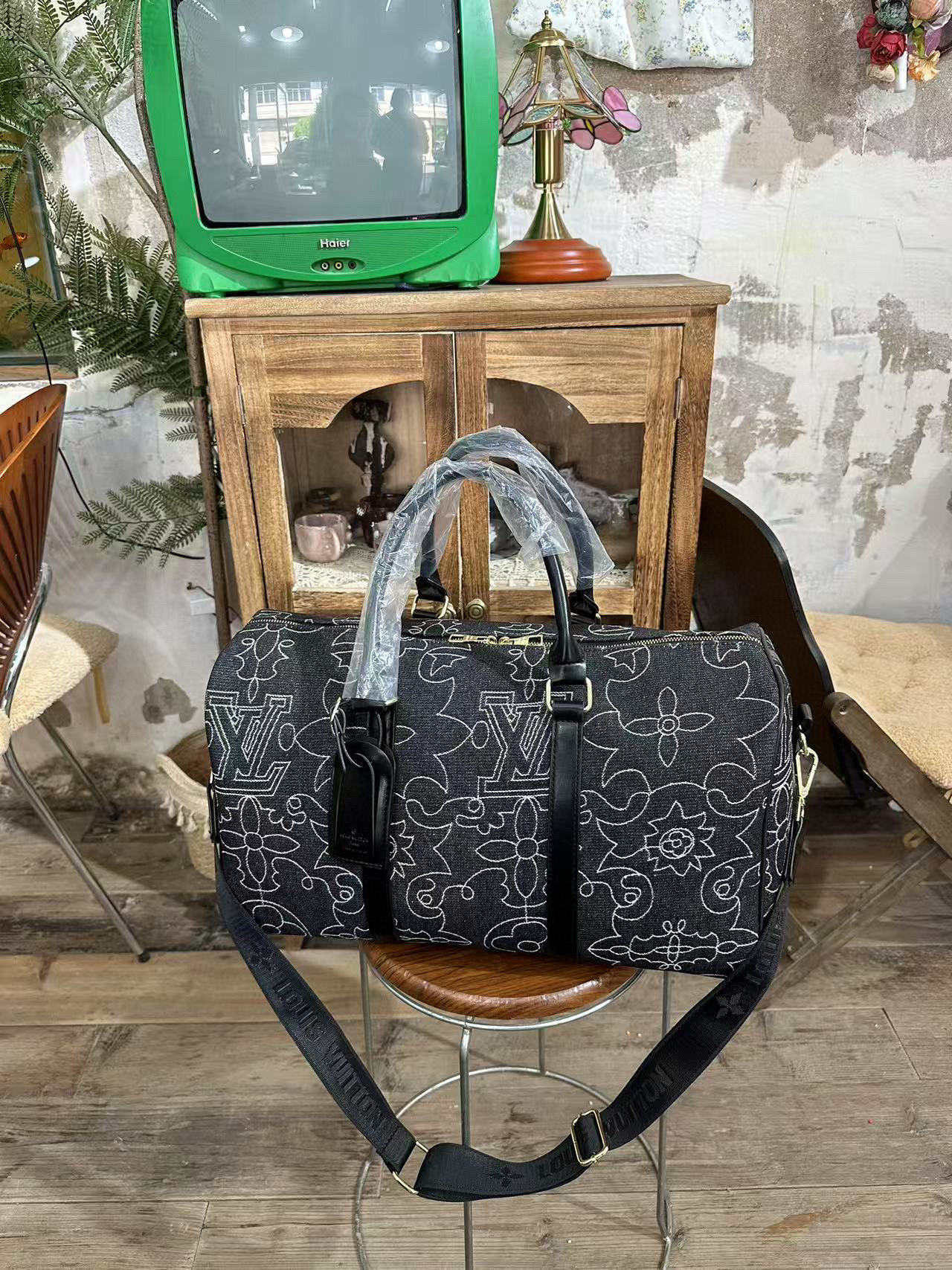 42$ Lv 34613 Travelling bag size 45x29x18 cm 315766 DX714 gallery