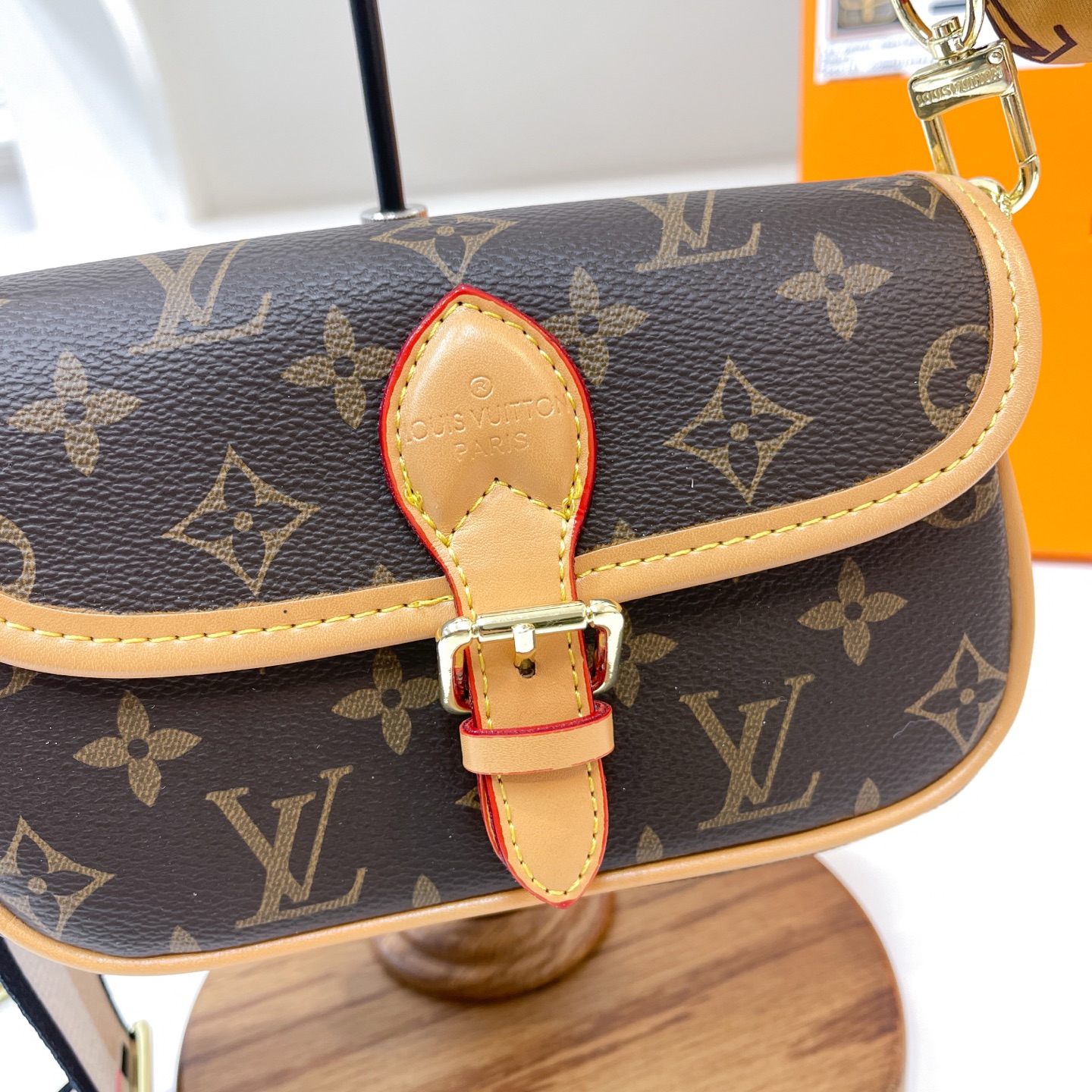 43$ dh LV 44393 Shoulder bag size 19X12X7 cm 72415034031 BY2295 gallery