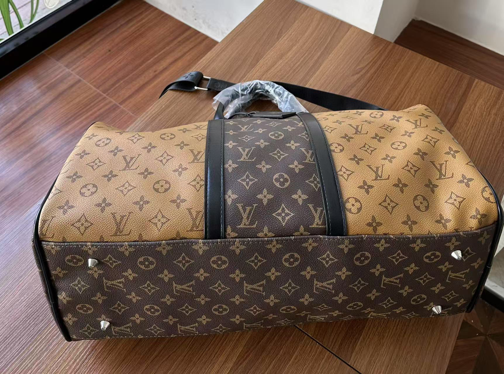 44$ LV 2122 Travelling bag size 52x24x16 cm 811778 DX768 gallery