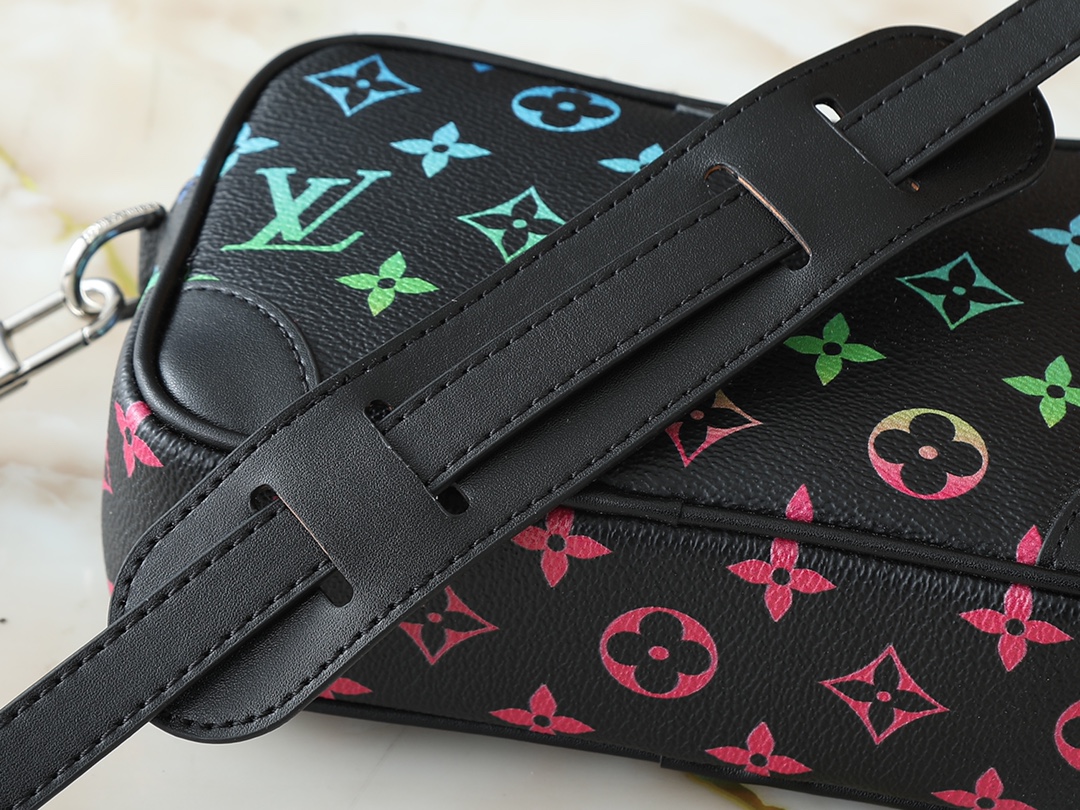 49$ LV M14058 M14253 size 20x13x6 cm 325800 BR1870 gallery