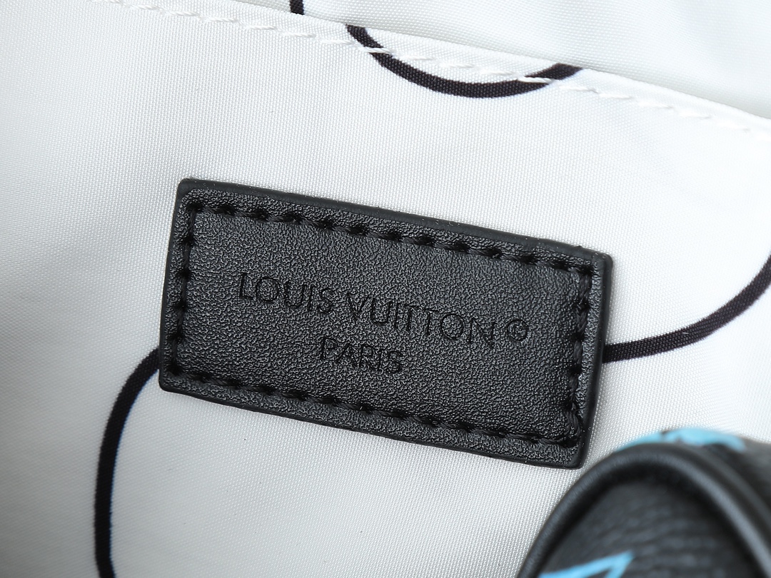 49$ LV M14058 M14253 size 20x13x6 cm 325800 BR1870 gallery