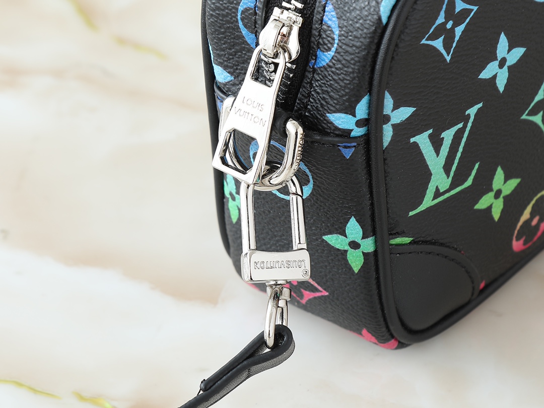 49$ LV M14058 M14253 size 20x13x6 cm 325800 BR1870 gallery