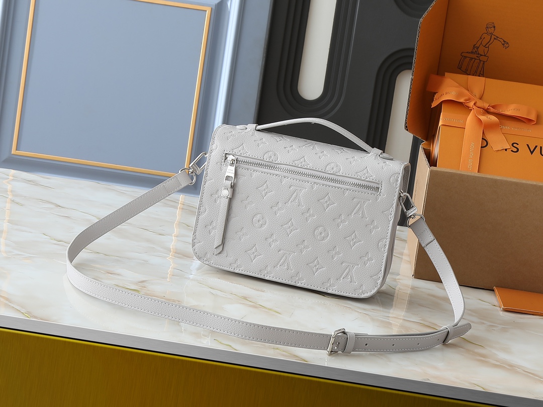 54$ LV M13481 M40780 size 25x19x7 cm 032240 BR1868 gallery
