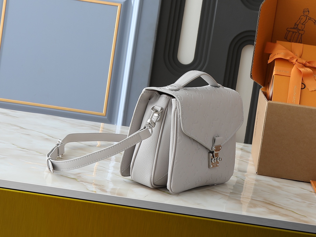 54$ LV M13481 M40780 size 25x19x7 cm 032240 BR1868 gallery