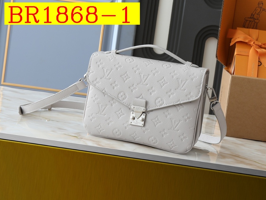 54$ LV M13481 M40780 size 25x19x7 cm 032240 BR1868 gallery