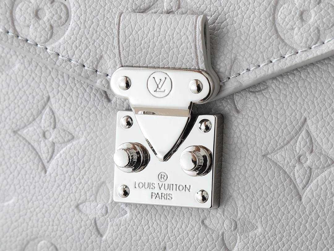 54$ LV M13481 M40780 size 25x19x7 cm 032240 BR1868 gallery