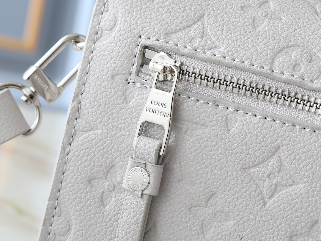 54$ LV M13481 M40780 size 25x19x7 cm 032240 BR1868 gallery