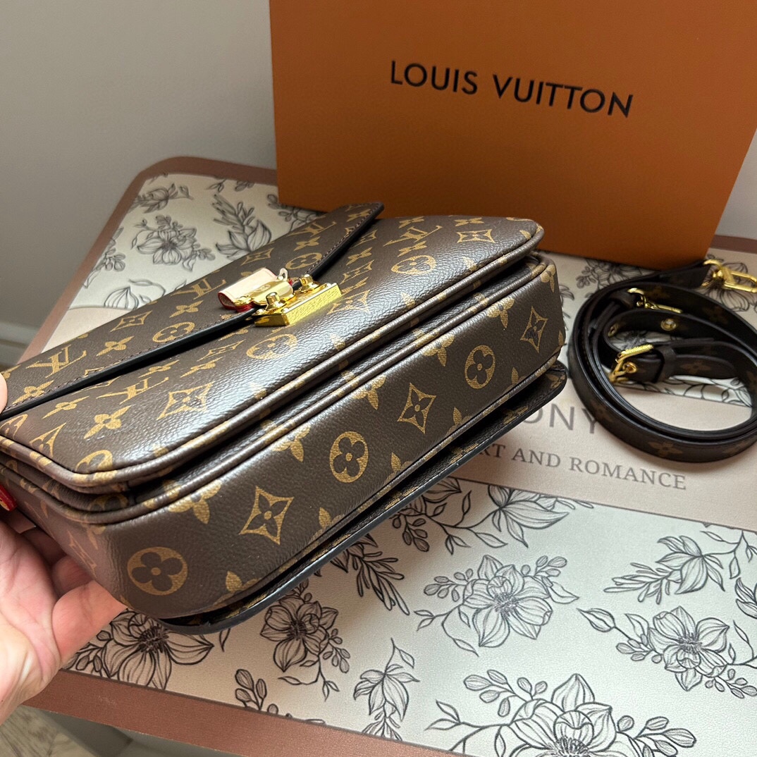 54$ dh LV Metis Envelope bag size 25x18 cm 93635035745 DX672 gallery