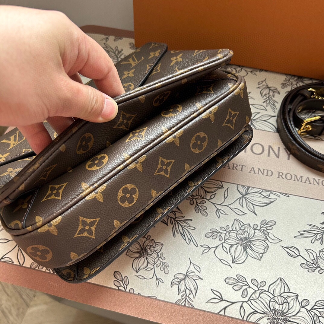54$ dh LV Metis Envelope bag size 25x18 cm 93635035745 DX672 gallery