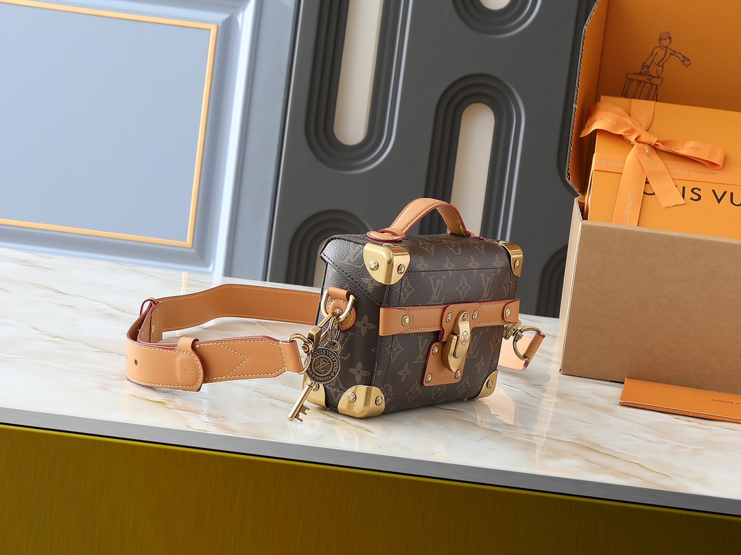 64$ LV Pharrell Williams LV Colorado size 19x15x7 cm 744070 BR1984 gallery