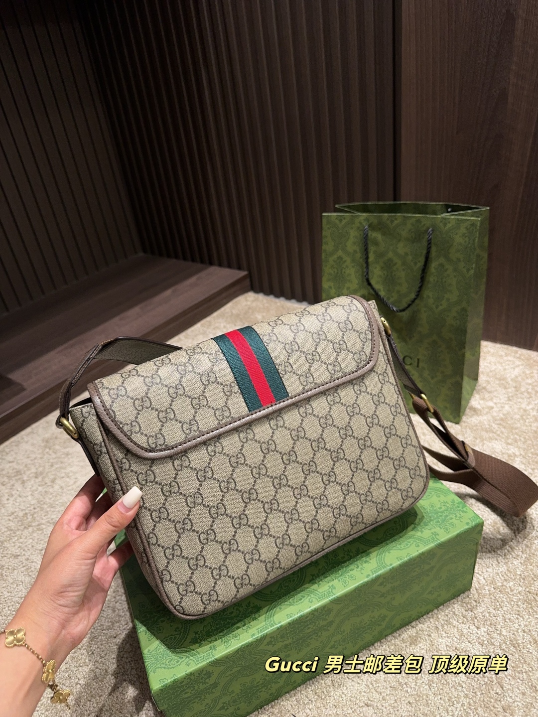 75$ GUCCI Envelope bag size 27x21 cm 656060 KMB2 gallery