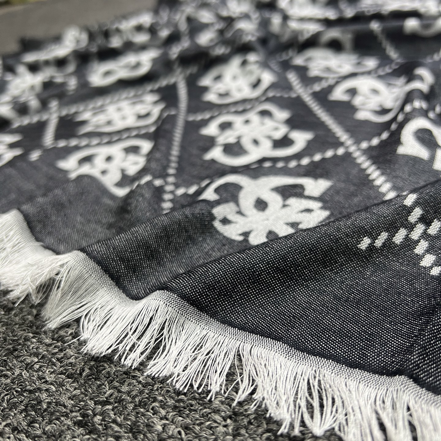 21$ GUESS Scarf size 140x140 cm 8676 YUM10 gallery