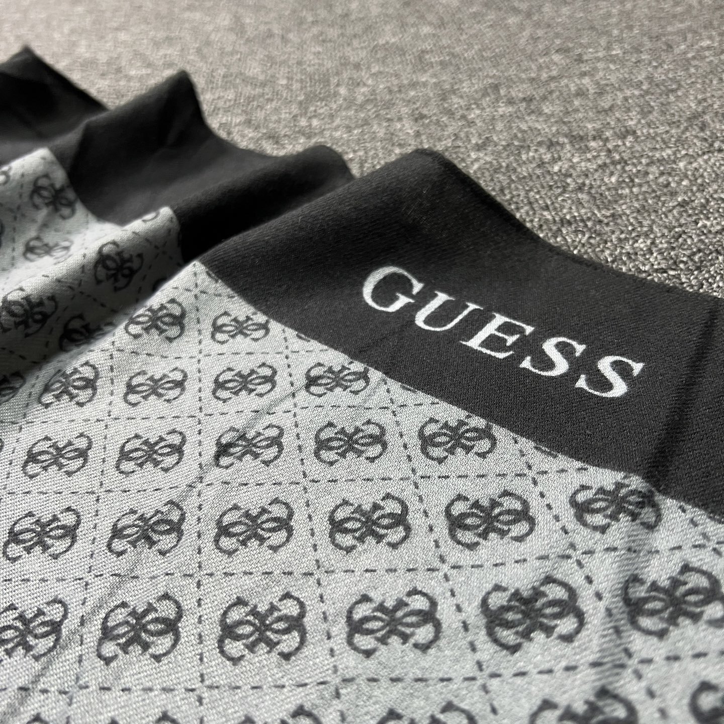 21$ GUESS Scarf size 65x190 cm 7626 YUM14 gallery